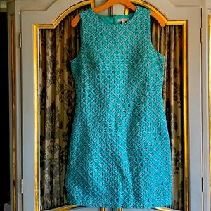 Beautiful sheath dress 👗 zips in back/ lined